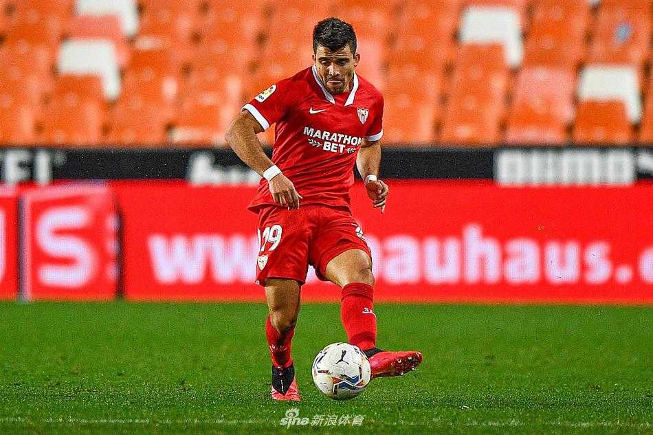 比赛结束后，瓦伦西亚的球员们垂头丧气地站在场上，灯光下的身影被拉得细长，看台上零星的球迷神情落寞，整个梅斯塔利亚球场被一种无言的失落感笼罩。