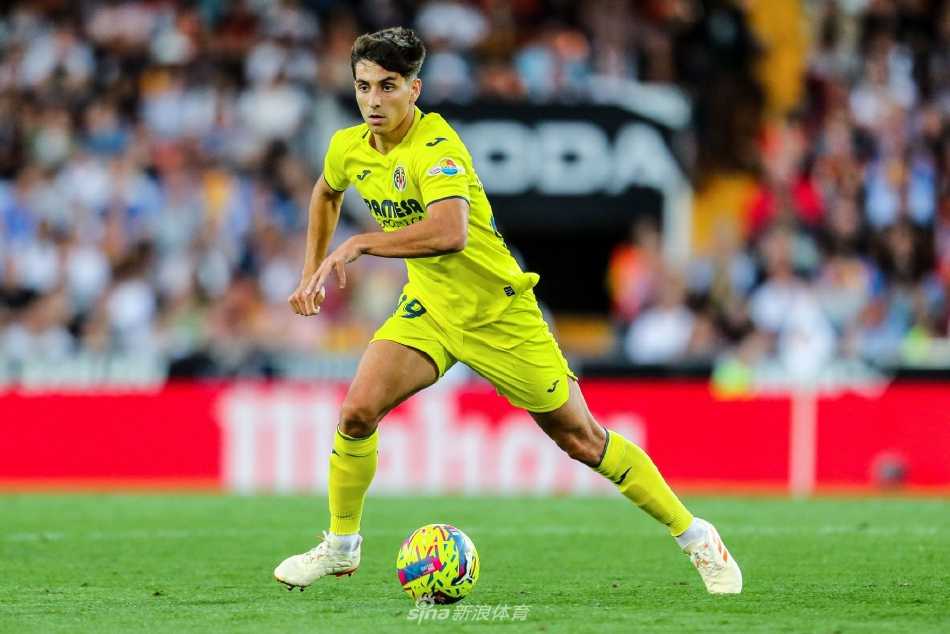 瓦伦西亚球员萨穆埃尔·利诺进球后张开双臂，在绿色的草皮上激情滑跪庆祝，身后是欢呼的队友。