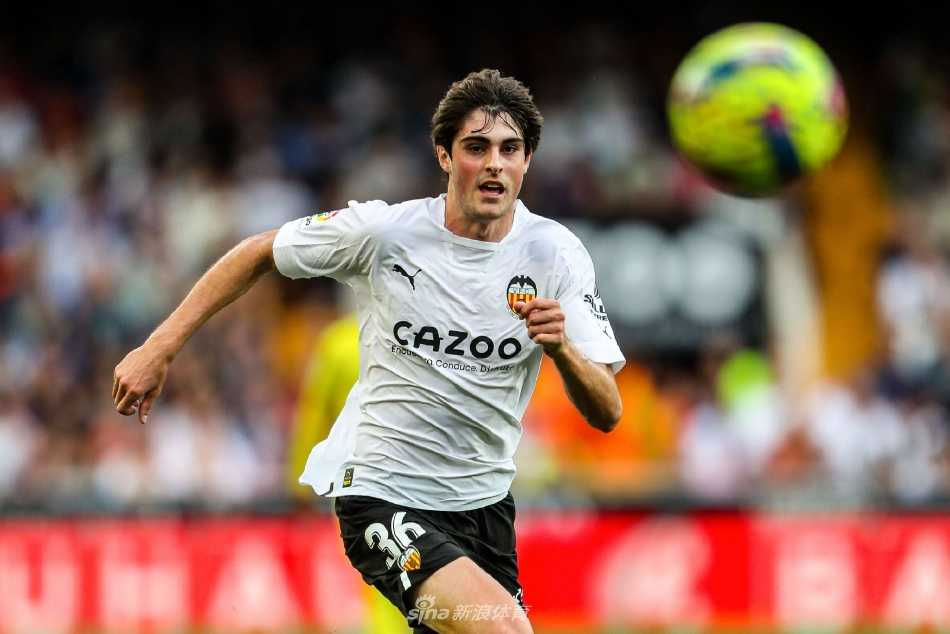 瓦伦西亚门将乔治·马马尔达什维利飞身侧扑，单掌将一次极具威胁的射门挡出底线，动作舒展有力。