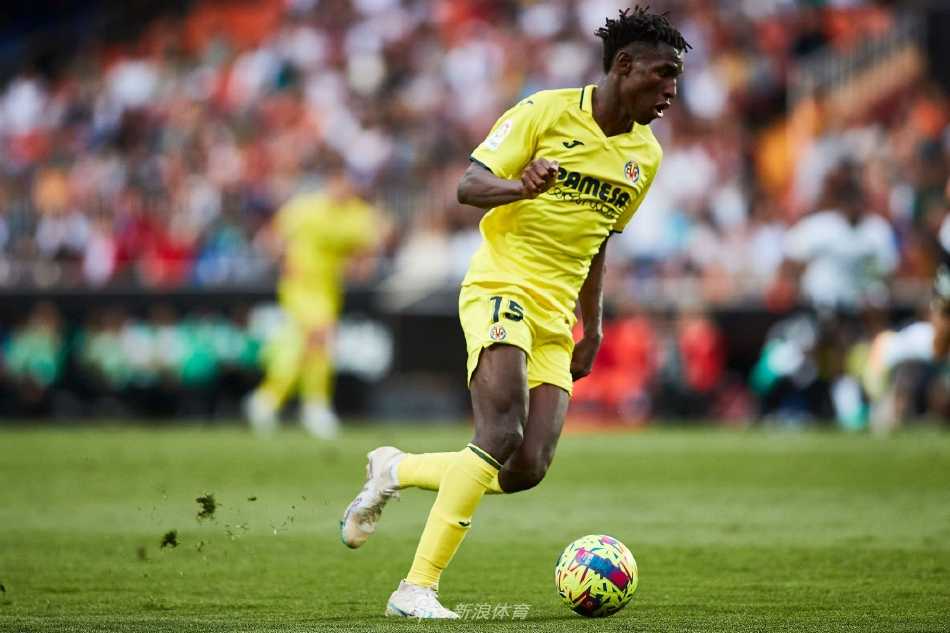 比利亚雷亚尔球员尼古拉斯·杰克逊进球后怒吼庆祝，表情狂放，尽显射手本色。