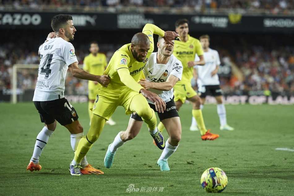 比赛结束后，双方球员在场上互相致意交流，背景中可以看到看台上仍未完全散去的观众。