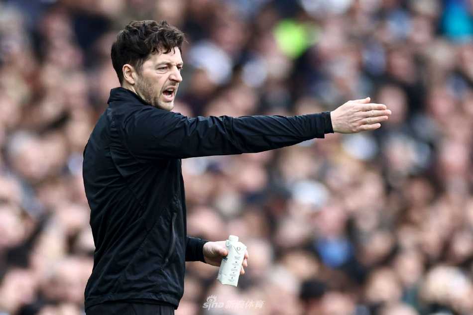 绝杀利物浦后，梅森与教练团队及替补席成员激动地拥抱庆祝，场面热烈。