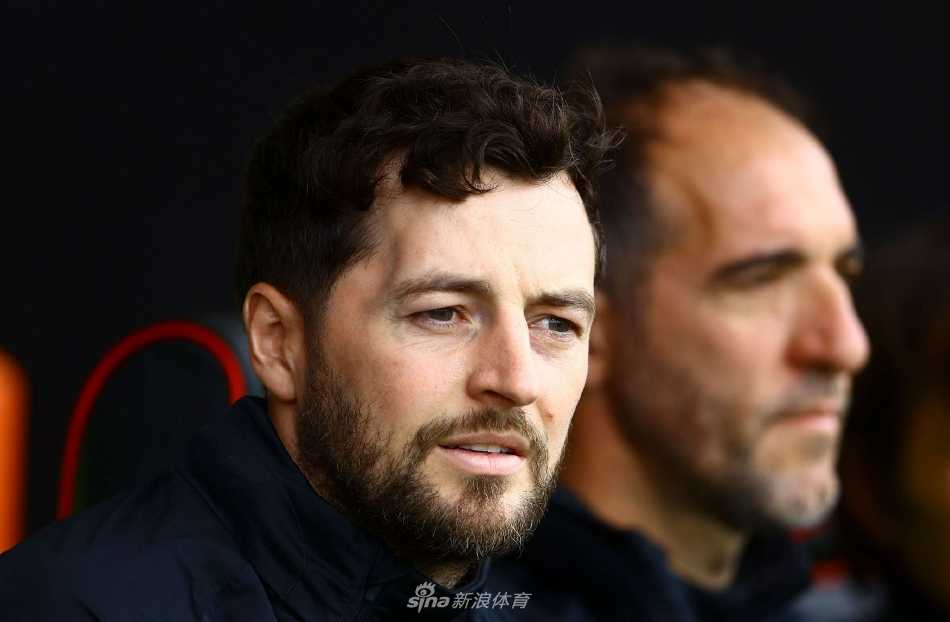 梅森在赛前新闻发布会上面带坚毅，眼神中透露出迎接挑战的决心与信心。