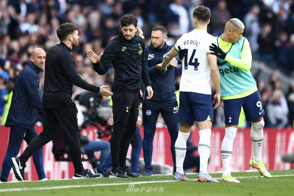 梅森独自站在空旷的球场边，凝视赛场，思考着球队的战术与未来。