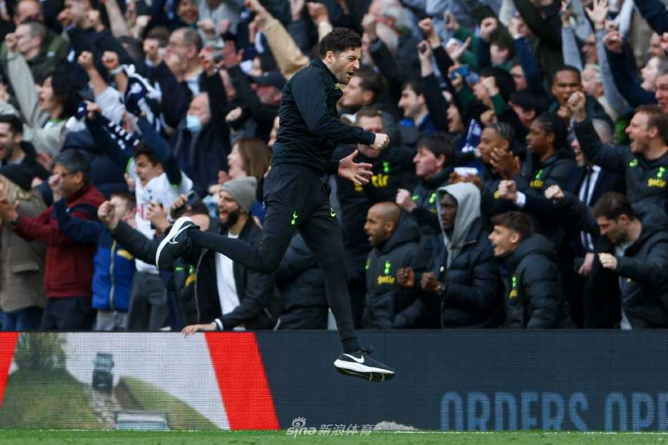 热刺球员在训练中认真执行梅森布置的战术，全神贯注进行传接球配合。