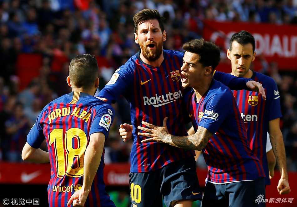 梅西在皮斯胡安球场客场上演帽子戏法后，露出霸气而自信的微笑，这一刻他就是场上的主宰者。