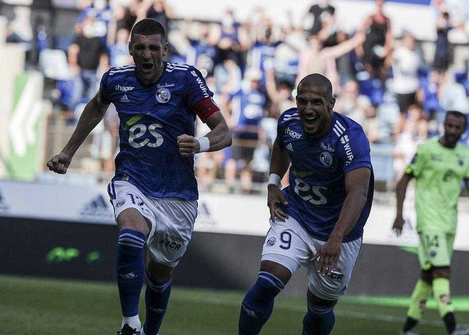 第戎球员奋力跃起争顶头球，面部肌肉紧绷，眼神中透露出扳平比分的渴望