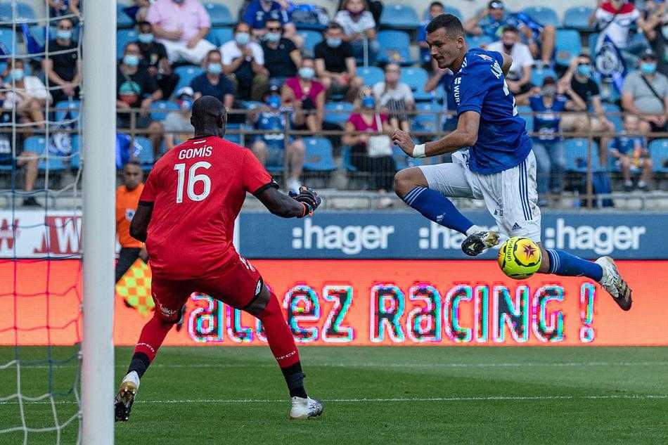 斯特拉斯堡球员们紧紧相拥，庆祝绝杀进球，梅纳乌球场瞬间化作白色狂欢的海洋