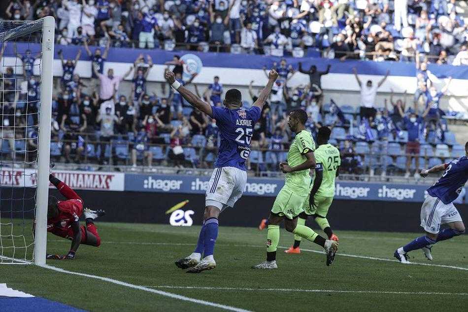 斯特拉斯堡前锋背身护球，用身体倚住第戎防守球员，展现出出色的对抗能力