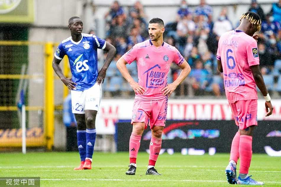 特鲁瓦门将加仑在斯特拉斯堡的狂攻下展现出惊人的反应速度，他侧身飞扑，指尖堪堪碰到皮球，将其从球门死角拨出。镜头捕捉到他扑救瞬间专注而坚毅的眼神，身后是懊悔的斯特拉斯堡前锋。