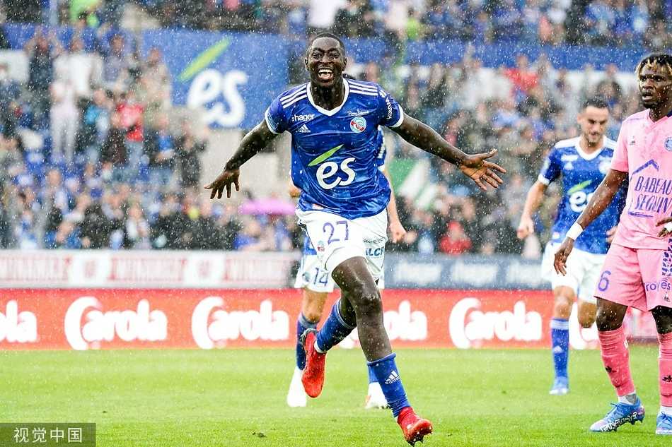 斯特拉斯堡的高中锋阿若克在特鲁瓦禁区内高高跃起，如同巨塔一般抢点头球，身旁的特鲁瓦后卫即使奋力起跳也无法触及来球，整个画面充满了力量感与压迫感。