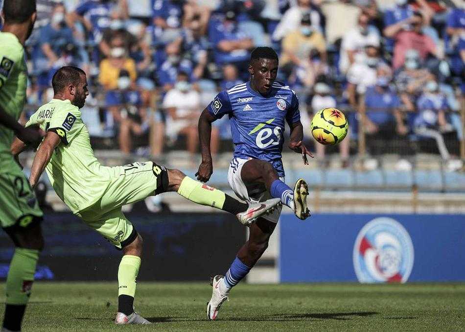 双方球员在边线激烈拼抢，足球成为焦点，肌肉的碰撞与眼神的较量在此刻凝固