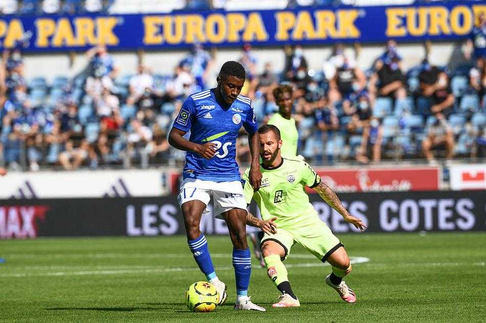 终场哨响后，一名斯特拉斯堡球员握紧双拳仰天长啸，身后的看台是沸腾的白色人浪