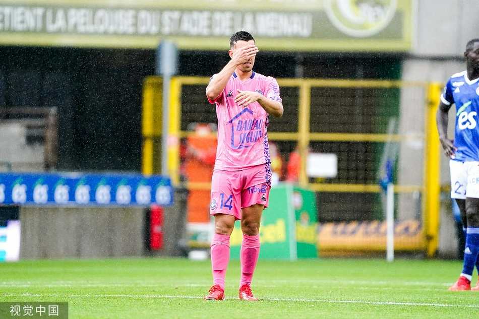 特鲁瓦前锋托兹加尔在进球后做出了独特的庆祝动作，他张开双臂奔跑，脸上写满了骄傲与激情，周围的队友纷纷向他聚拢，分享这客场领先的荣耀时刻，远端的记分牌清晰地显示着0-1的比分。