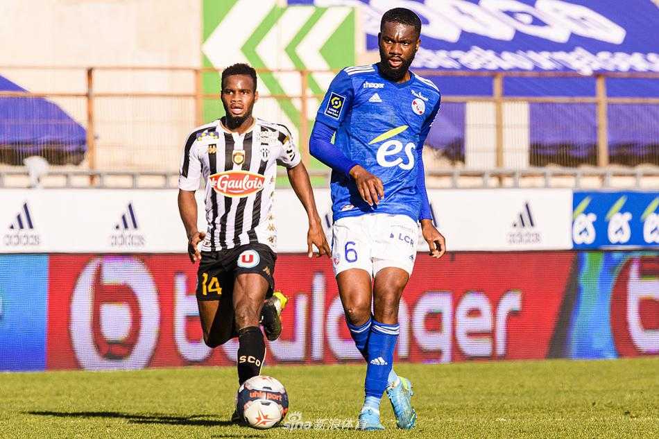 日本门将川岛永嗣在门前从容起跳，宛如一只敏捷的猎豹，稳稳将昂热队极具威胁的传中球从空中摘下，力保斯特拉斯堡球门不失。