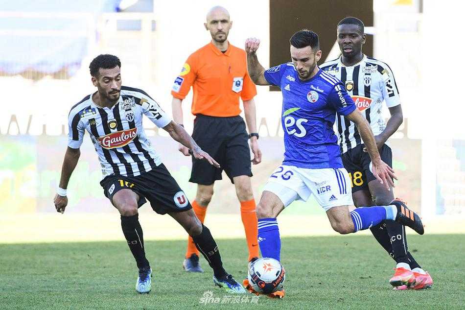 昂热队的防守悍将如铁闸一般，用一记干净利落的滑铲将斯特拉斯堡前锋脚下的皮球破坏出边线，这次奋不顾身的防守赢得了客队球迷看台的阵阵欢呼。