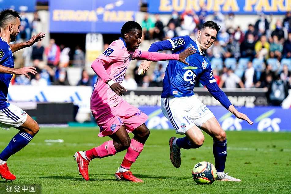 斯特拉斯堡的中场核心贝莱加德在边路衔枚疾走，他用娴熟的盘带技巧试图突破特鲁瓦边后卫的防守，脚下的皮球仿佛与他融为一体，球衣因奔跑而鼓动，带起一阵草屑。