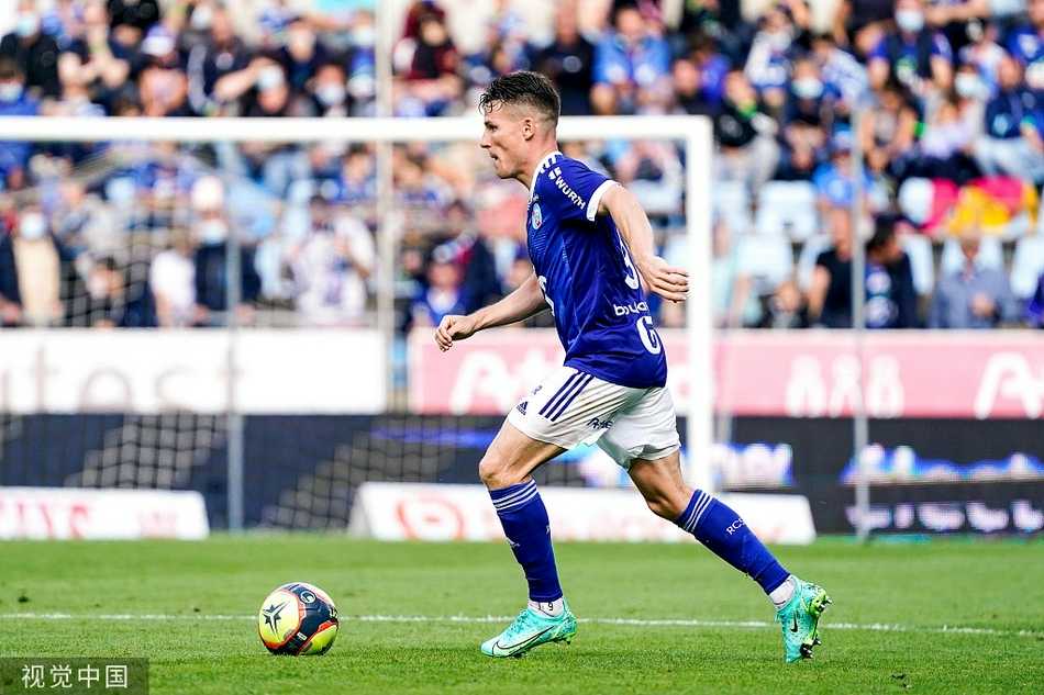 终场哨响后，斯特拉斯堡的年轻小将普尔西奇神情落寞地低头走下球场，他的球衣上沾满了草屑与泥土，汗水顺着发梢滴落，背景是正在互相致意的双方球员，巨大的落差感通过画面传递出来。