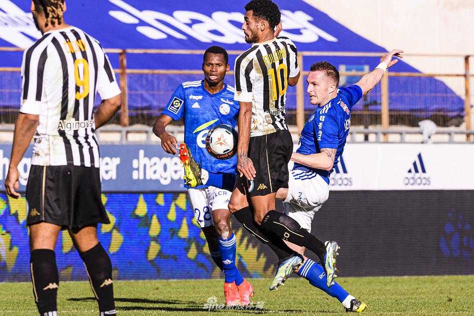 终场哨响，梅纳乌球场的记分牌定格在0-0。斯特拉斯堡队的球员难掩失望之情，低头无语地走向球员通道，而昂热队的球员则相互拥抱，庆祝这来之不易的客场积分。