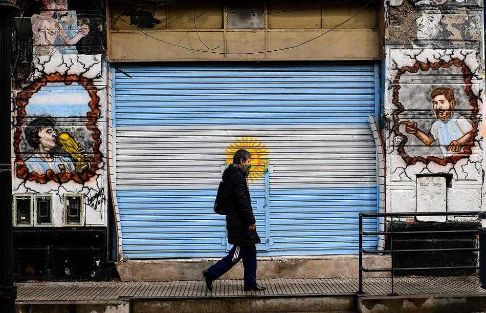 在布宜诺斯艾利斯一面斑驳的墙壁上，梅西身穿经典的阿根廷红蓝条纹球衣，眼神坚毅地望向前方。画师用细腻的笔触捕捉了他在球场上的专注神情，仿佛下一秒他就要启动、过人、为祖国带来胜利。