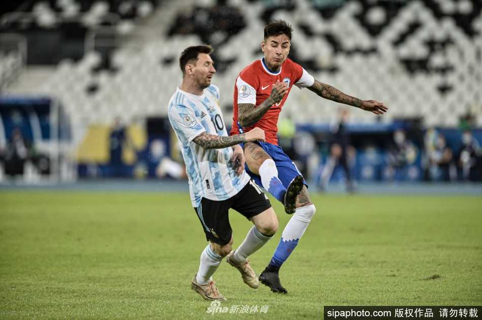 梅西目光如炬，罚出一记精妙绝伦的香蕉任意球，皮球绕过人墙直挂死角，门将只能望球兴叹