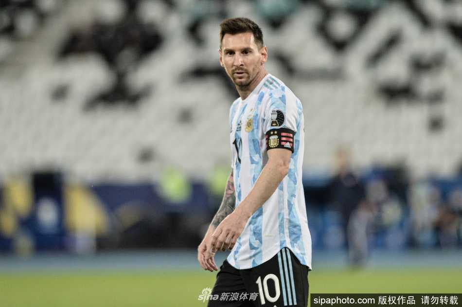 进球后的梅西握拳奔跑，脸上洋溢着坚毅与渴望，队友们纷纷围拢过来，共同庆祝这一里程碑时刻