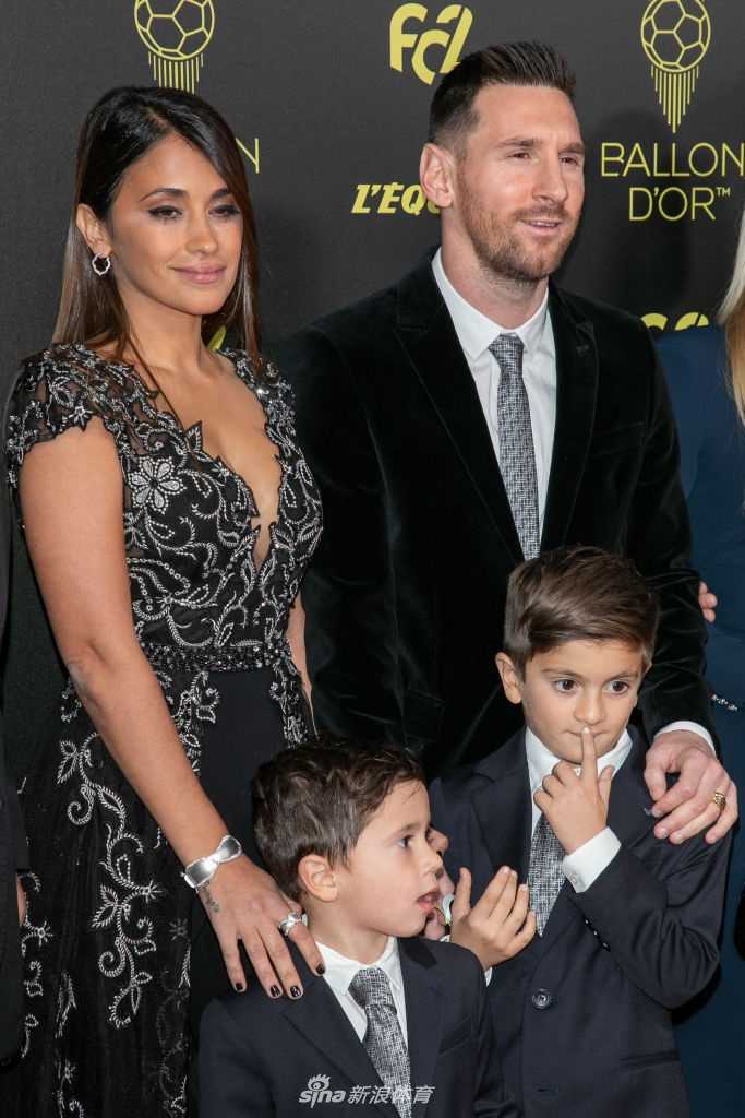 马特奥依偎在父亲梅西怀中，面对闪光灯毫不怯场，一家四口的背影在红毯上构成一幅动人的画面。