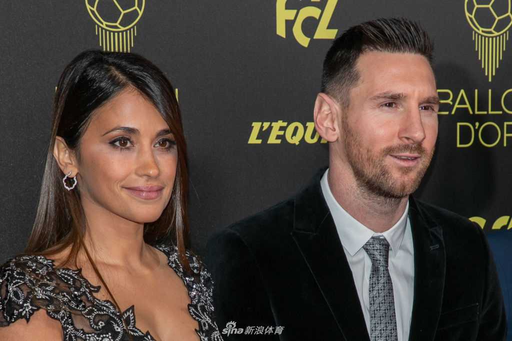 法国天才姆巴佩独自踏上金球奖红毯，一袭修身黑色正装衬托出他的俊朗与自信，眼神中透着年轻的锐气。