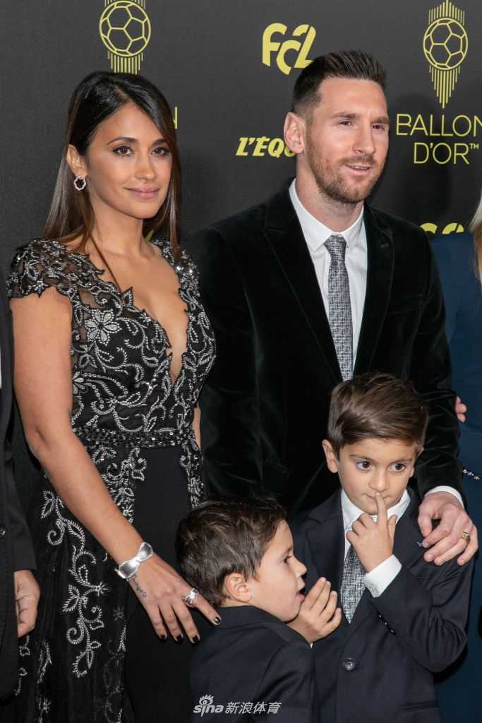 克罗地亚中场大师莫德里奇独自走过红毯，面带微笑，身为上届得主的他此次以颁奖嘉宾身份亮相，依然气场十足。