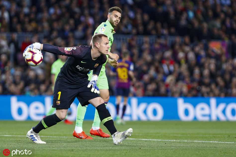 进球后的梅西张开双臂，享受全场球迷的欢呼，脸上写满坚毅与喜悦。