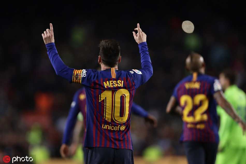 比达尔在拼抢中表情专注，用身体卡住对手，展现中场悍将本色。