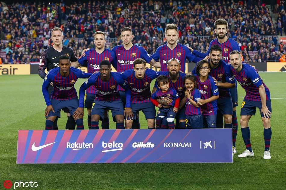 库蒂尼奥在对方多人包夹下依然从容控球，眼神中透露着突破的决心。