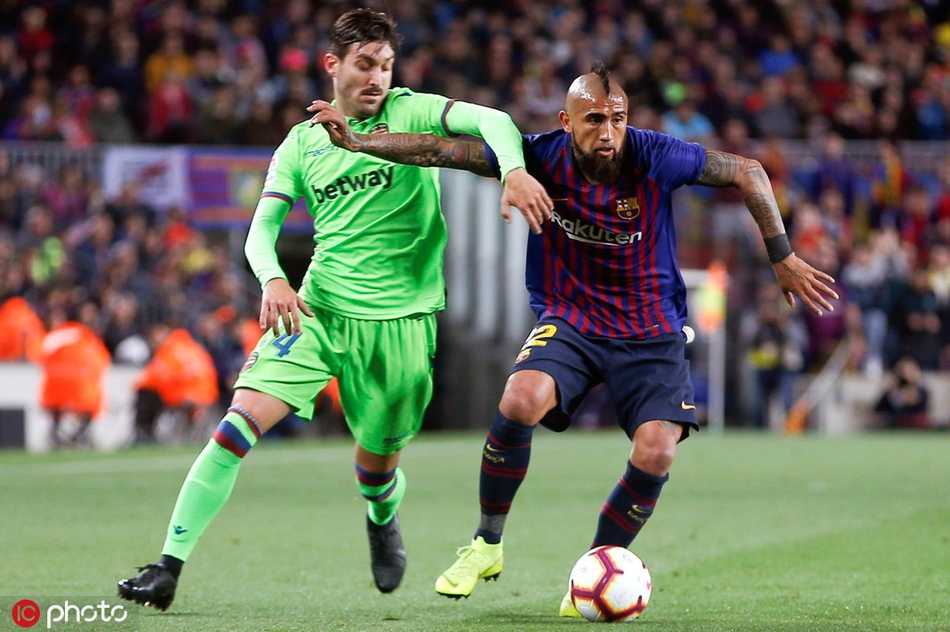 梅西替补登场后，面对防守球员强行突破，展现出无与伦比的个人能力。