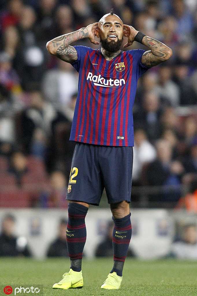 比达尔在边路强行突破后，目光如炬，寻找着传中的机会，战斗精神十足。