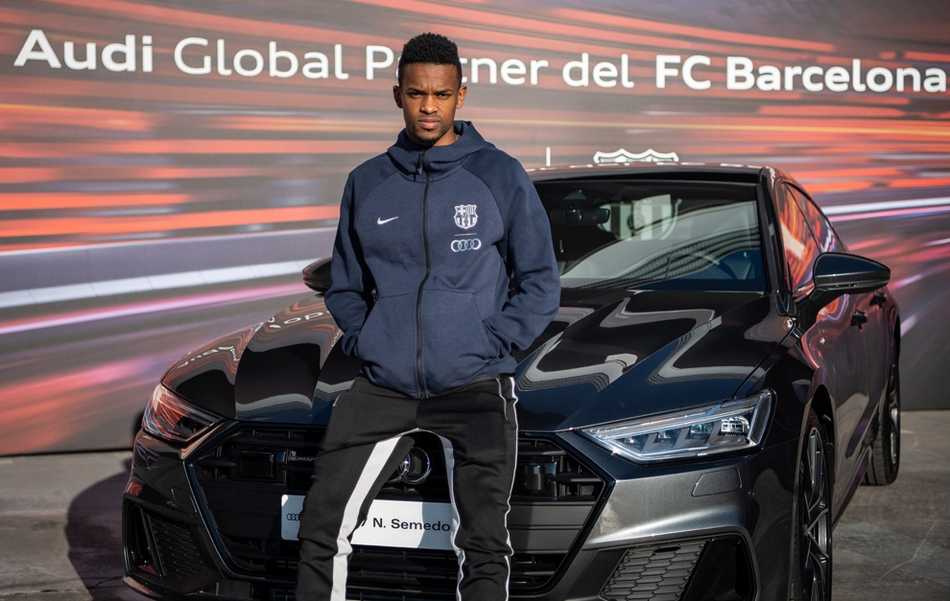 夜色降临，几辆刚刚交付的新车在诺坎普球场璀璨灯光的映衬下，车身上的光泽更加迷人，静待主人开启新的旅程。