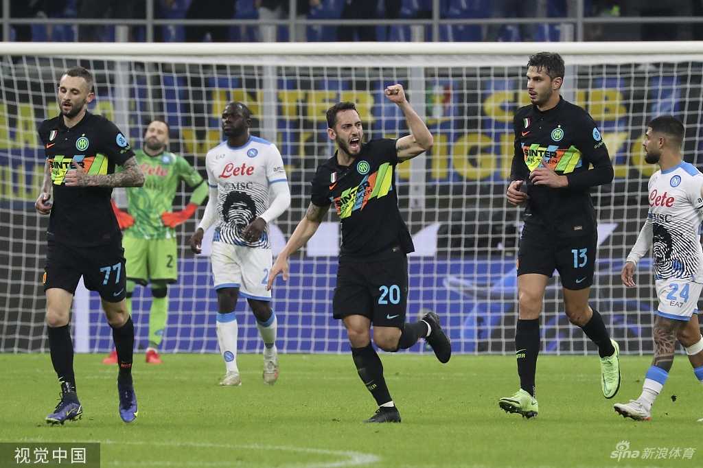 恰尔汗奥卢主罚点球瞬间，眼神坚毅果断，助跑后劲射破门，为国际米兰扳平比分，挥拳怒吼宣泄情绪。