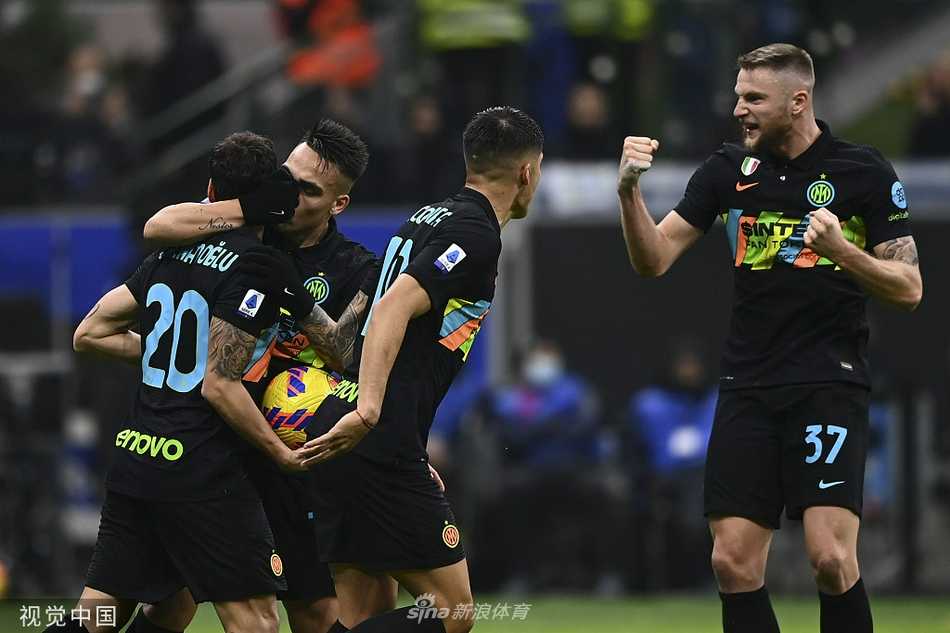 佩里西奇高高跃起头球攻门，电光火石间将恰尔汗奥卢开出的角球蹭入网窝，为球队反超比分，滑跪庆祝激情四溢。