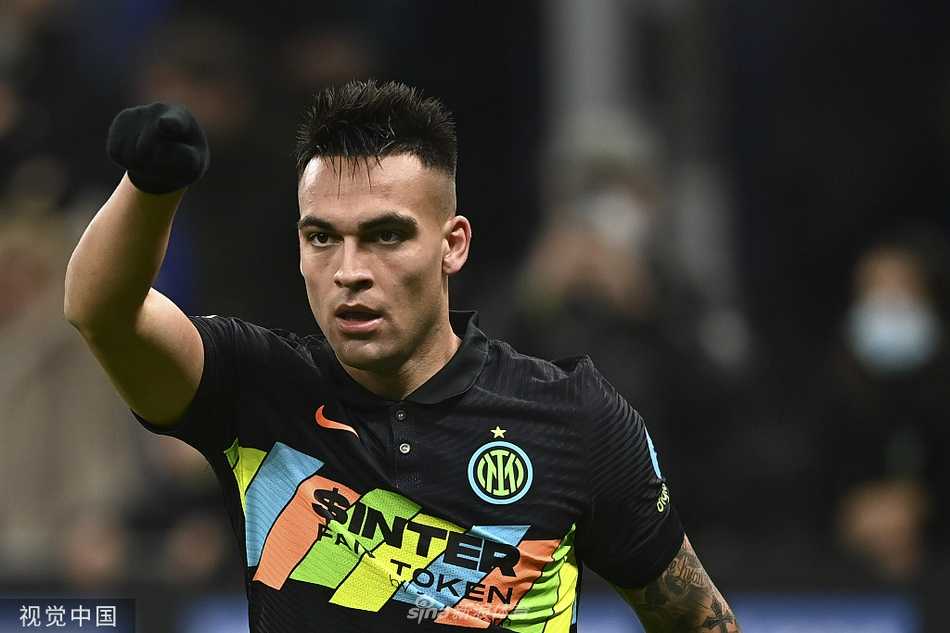 劳塔罗·马丁内斯低射破门后，张开双臂在梅阿查球场上激情滑翔，接受全场球迷山呼海啸般的欢呼与致敬。