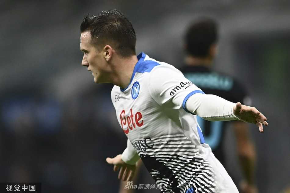 终场哨响，国际米兰众将紧紧相拥围成一圈，庆祝这场来之不易的胜利，团队精神与钢铁意志令人动容。