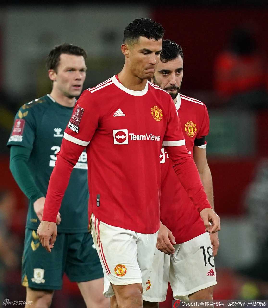 C罗掩面跪地，为射失点球陷入深深自责