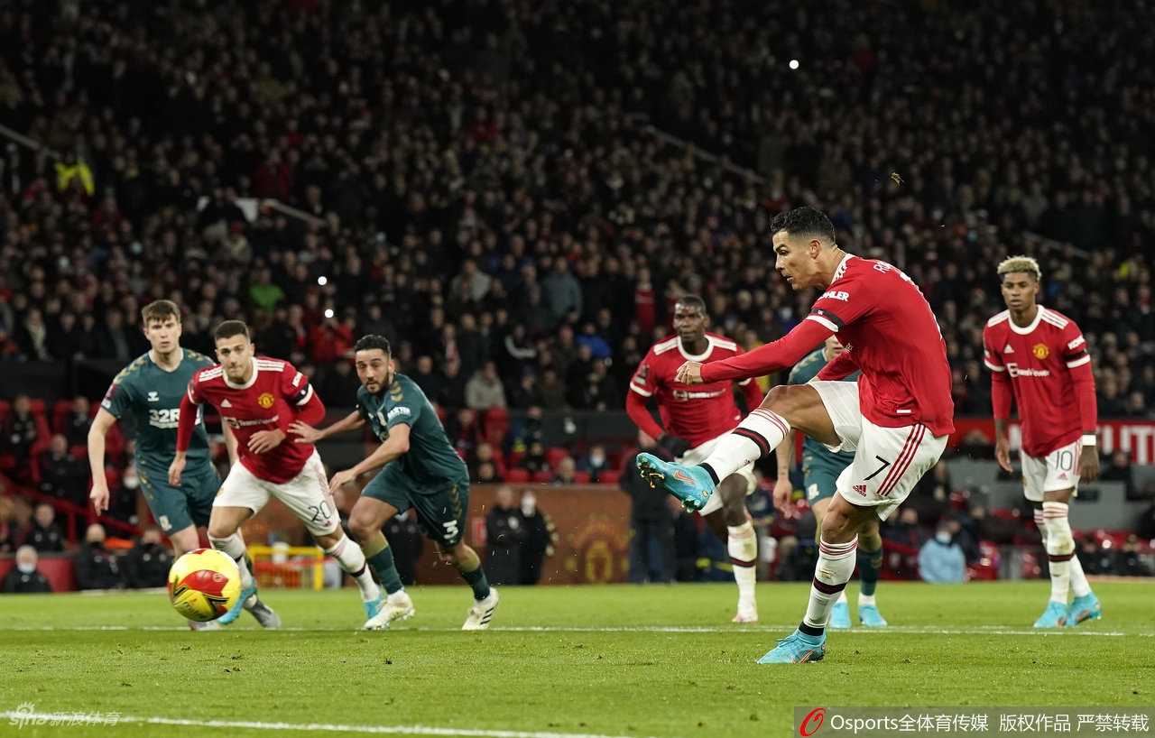 米德尔斯堡球员狂欢庆祝，背景是黯然神伤的曼联将帅