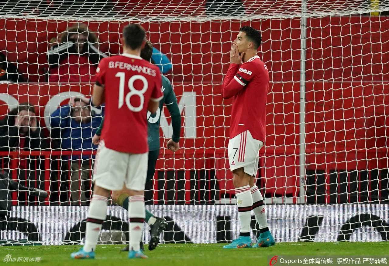 点球大战中，曼联门将亨德森飞身扑救的瞬间