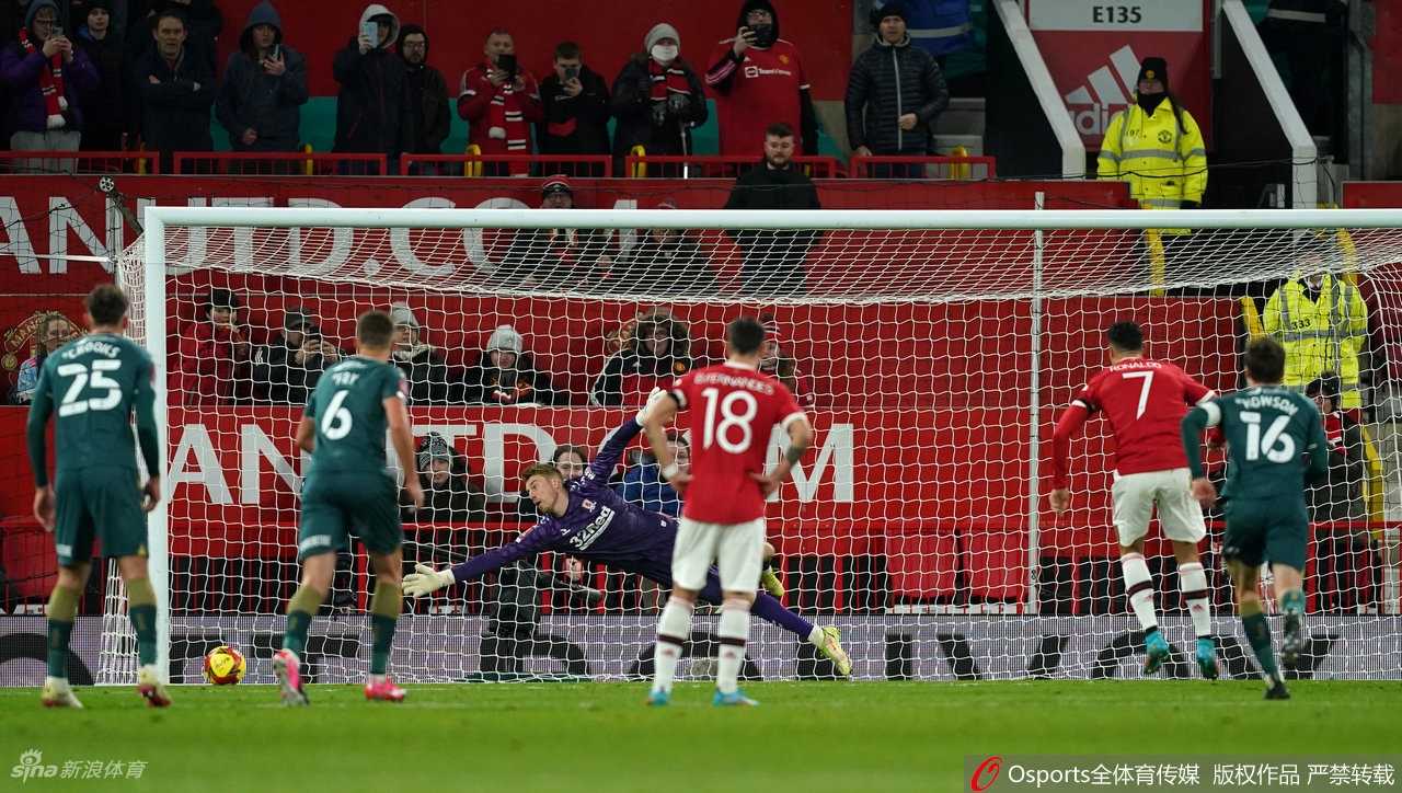 终场哨响，曼联球员瘫坐草地，眼神中写满失落与迷茫