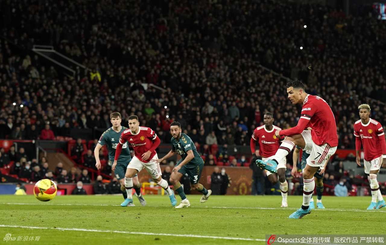加时赛中，曼联球员B费错失绝杀机会后仰天长叹