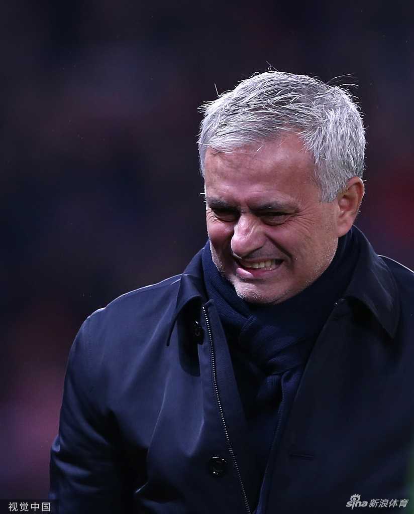 拉什福德创造点球后激情怒吼，双手握拳释放压力，队友纷纷上前拥抱这位当晚梅开二度的英雄