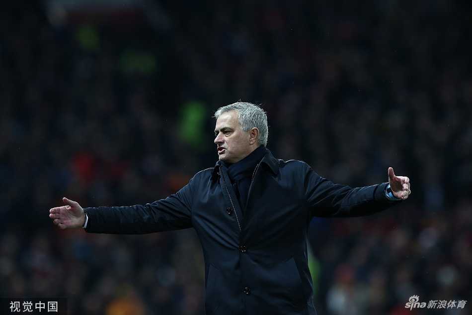 热刺球星阿里禁区内机敏挑射破门瞬间，德赫亚虽奋力扑救却仍难阻皮球入网，比分变为一比一