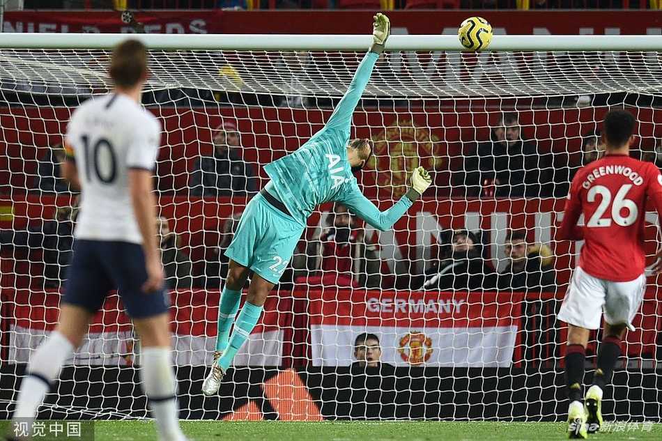 终场哨响，曼联众将围成一圈激情庆祝这场来之不易的胜利，老特拉福德球场灯光璀璨，见证红魔的正名之夜