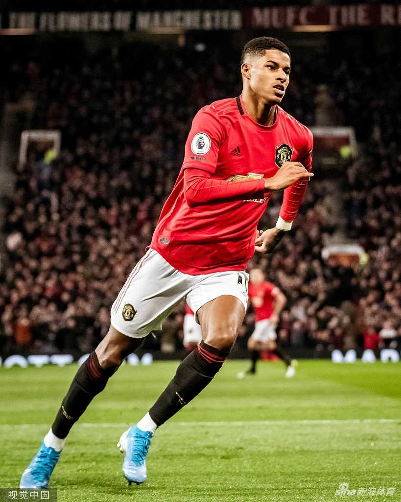 穆里尼奥重回老特拉福德，赛后与索尔斯克亚握手瞬间，两人面带微笑却暗流涌动，昔日师徒如今各为其主