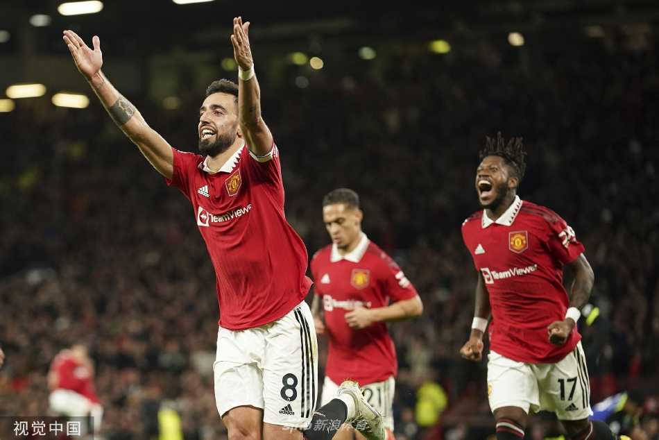 弗雷德张开双臂怒吼庆祝，他的远射经折射后划破老特拉福德的夜空，成为打破僵局的关键一击。