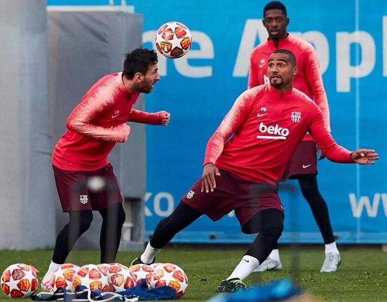 曼联主帅索尔斯克亚在教练席上面露坚毅，他正试图指挥球队复刻巴黎奇迹，在梦剧场掀起青春风暴。